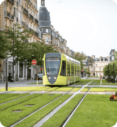 Tramway dans ville verte