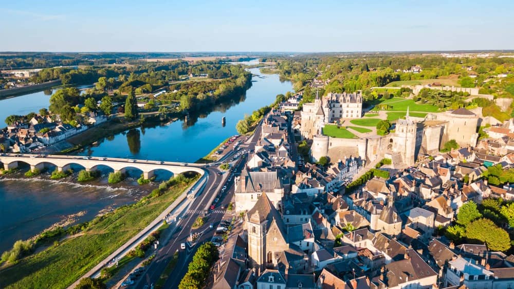 Village avec fleuve vue du ciel