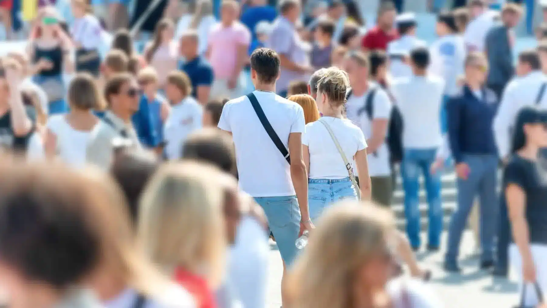 Couple dans la foule, Ubicité nos offres