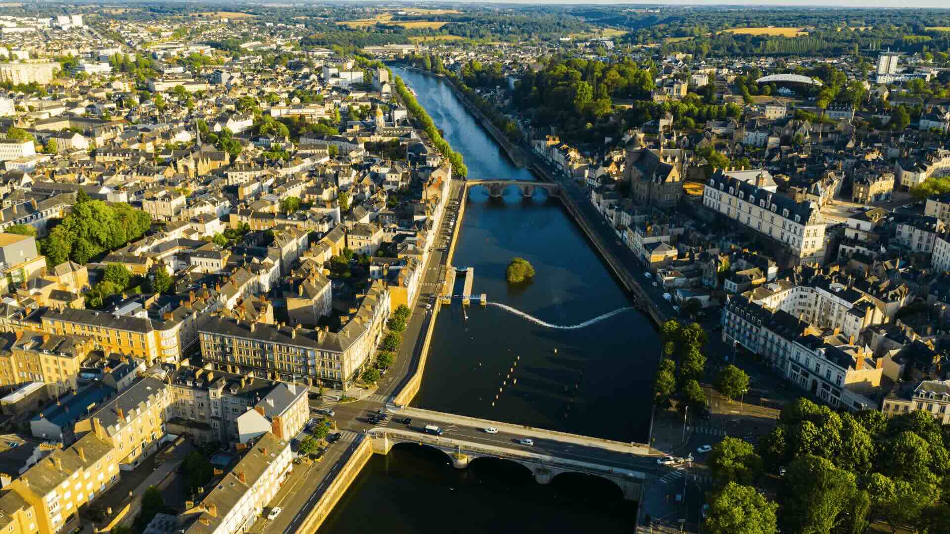 Vue aérienne d'une ville traversée par un fleuve